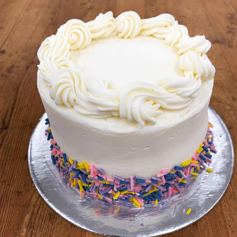 Gâteau à la vanille 4" avec 2 couches de pré-commande 48 heures à l'avance - Disponible pour ramassage en magasin seulement