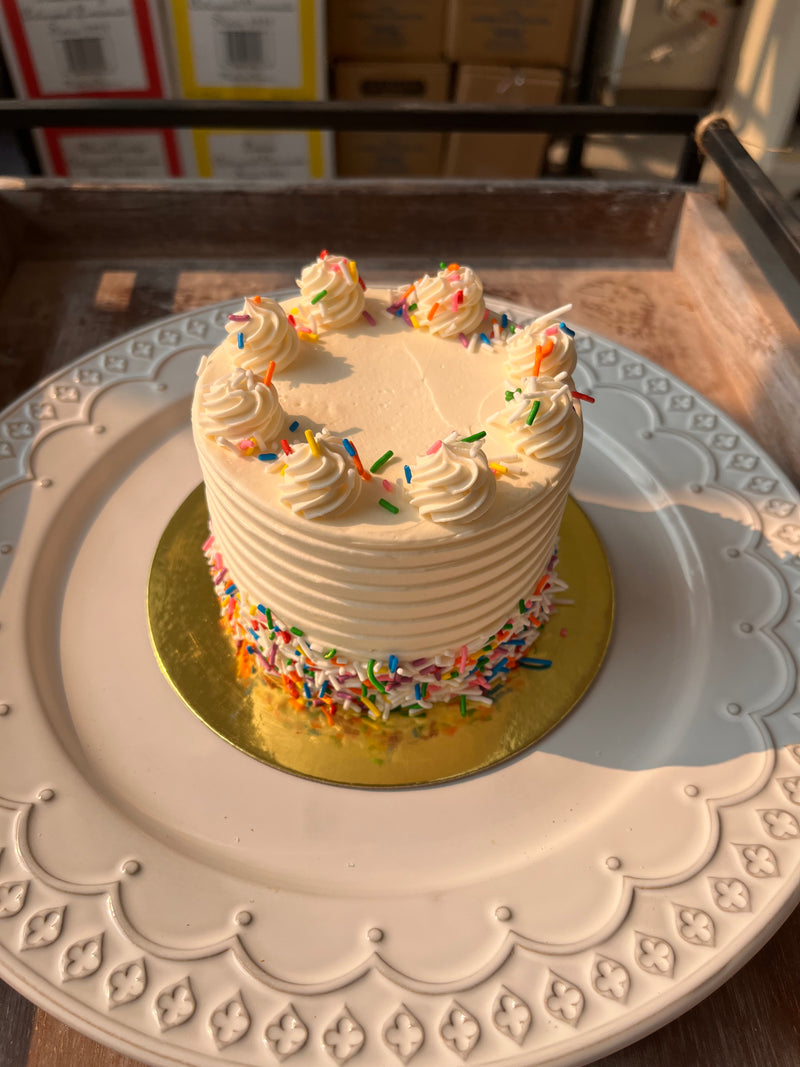 Gâteau à la vanille 4" avec 2 couches de pré-commande 48 heures à l'avance - Disponible pour ramassage en magasin seulement