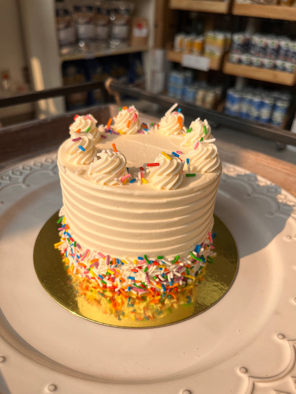 Gâteau à la vanille 4" avec 2 couches de pré-commande 48 heures à l'avance - Disponible pour ramassage en magasin seulement